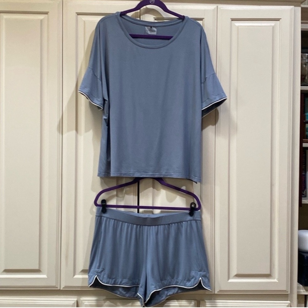 Recline nyc pajama short set with white trim in cool blue Sz S